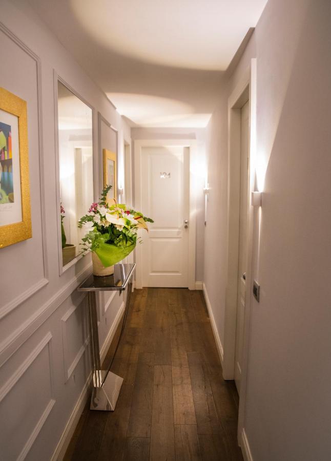 Relais San Lorenzo In Lucina โรม ภายนอก รูปภาพ