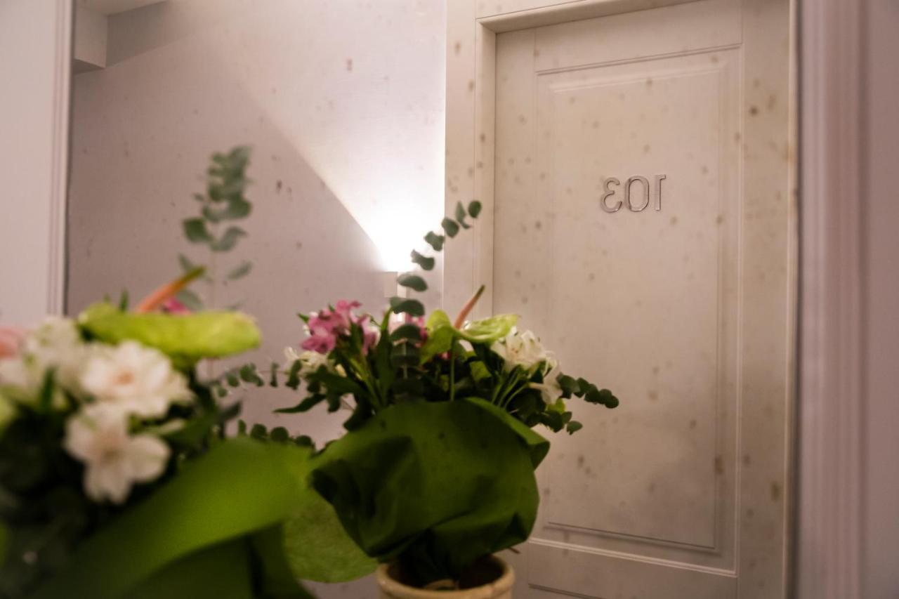 Relais San Lorenzo In Lucina โรม ภายนอก รูปภาพ